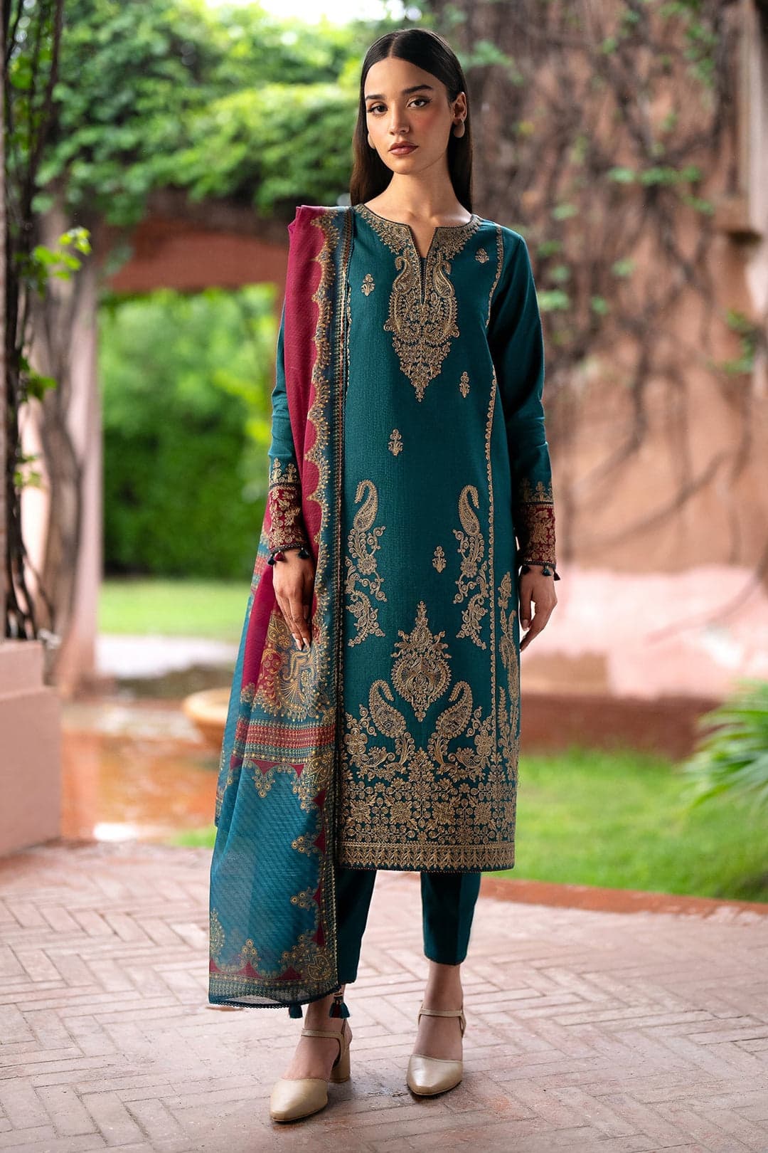 MARIA B
(Premium Lawn3pc )
Front Full Embroidered 
PRINTED DIMOND DUPATTA