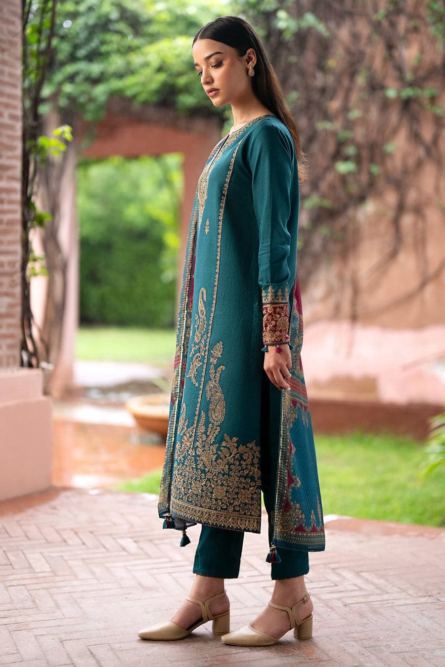 MARIA B
(Premium Lawn3pc )
Front Full Embroidered 
PRINTED DIMOND DUPATTA